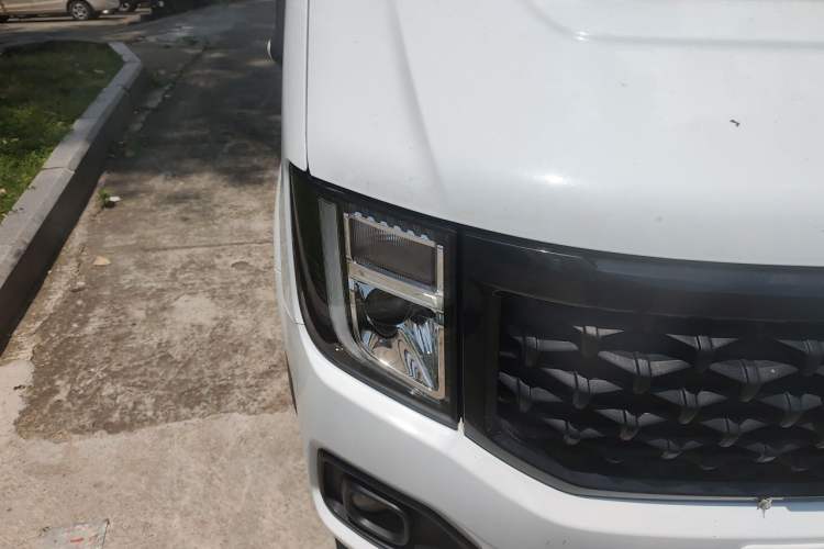 Used JMC Fushun 2023 2.0T Automatic Short-Wheelbase Low-Roof Commercial Van 2/3 Seats with Lift-Up Tailgate Right Front Headlight
