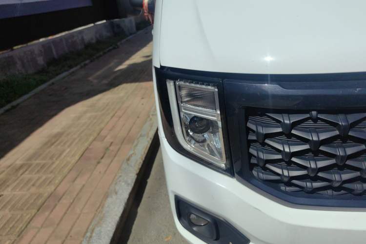 Used JMC Fushun 2023 2.0T Manual Mid-Drive Mid-Roof Commercial Multi-Purpose 7-Seater Passenger Vehicle Right Front Headlight
