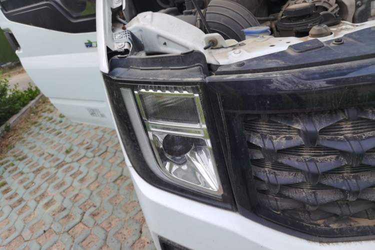 Used JMC Fushun 2023 2.0T Automatic Long-Wheelbase High-Roof Commercial Van—2/3 Seats Right Front Headlight