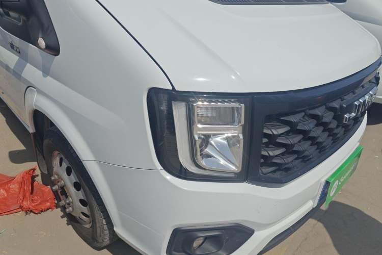 Used JMC Fushun 2023 2.0T Automatic Long-Wheelbase Mid-to-High Roof Commercial Van-Type Transport Vehicle – 2/3 Seats Right Front Headlight