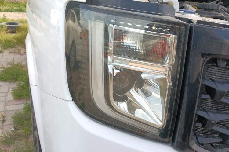 Used JMC Fushun 2023 2.0T Manual Short-Wheelbase Mid-Top Commercial Multi-Purpose 6-Seater Passenger Vehicle Right Front Headlight