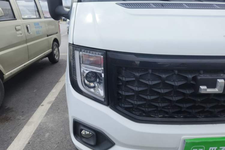 Used JMC Fushun 2023 2.0T Manual Mid-axle Mid-roof Commercial Multi-purpose 6-Seater Passenger Vehicle Right Front Headlight