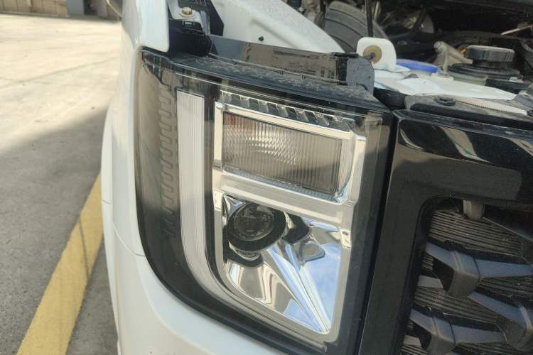 Used JMC Fushun 2023 2.0T Manual Diesel Long-Wheelbase High-Roof Business Van with Dual Rear Tires 6–9 Seats Right Front Headlight