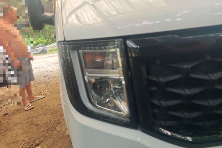Used JMC Fushun 2023 2.0T Automatic Short-Wheelbase Low-Roof Commercial Van 2/3 Seats with Dual-Opening Tailgate Right Front Headlight