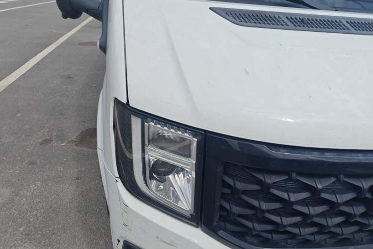 Used JMC Fushun 2023 2.0T Manual Diesel Long-Wheelbase High-Roof Business Van with Dual Rear Tires 6–9 Seats Right Front Headlight