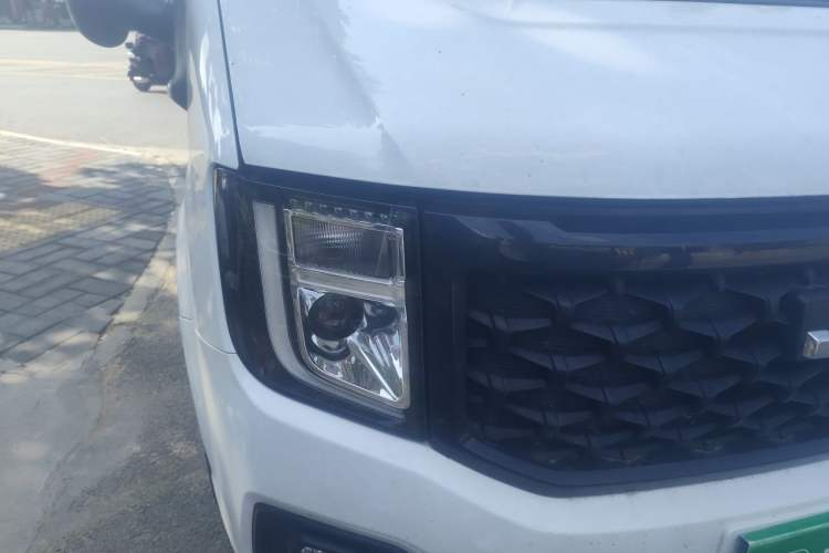 Used JMC Fushun 2023 2.0T Manual Short Wheelbase Mid-Height Passenger Version Business-Class 11-Seater (Non-Operational) Right Front Headlight