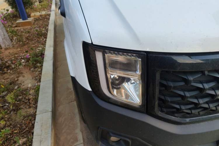 Used JMC Fushun 2023 2.0T Manual Mid-Drive Mid-Roof Commercial Multi-Purpose 7-Seater Passenger Vehicle Right Front Headlight