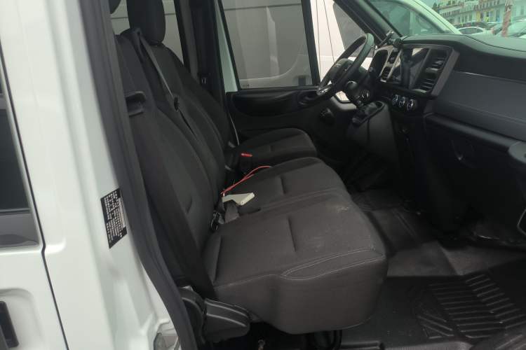 Used JMC Fushun 2023 2.0T Manual Short-Wheelbase Mid-Height Commercial Multi-Purpose 5-Seater Passenger Vehicle Right Front Seat