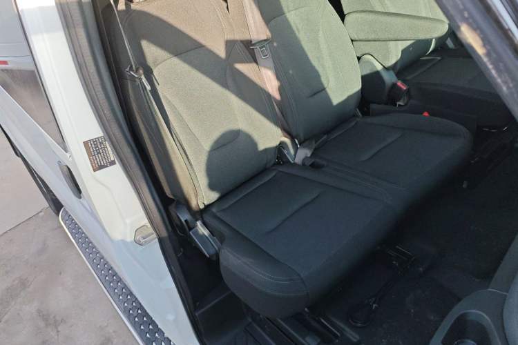Used JMC Fushun 2023 2.0T Automatic Short-Wheelbase Mid-Top Commercial Multi-Purpose 6-Seater Passenger Vehicle Right Front Seat