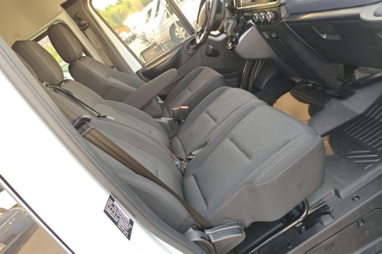 Used JMC Fushun 2023 2.0T Automatic Short-Wheelbase Mid-Height Commercial Multi-Purpose Passenger Vehicle 5 Seats Right Front Seat