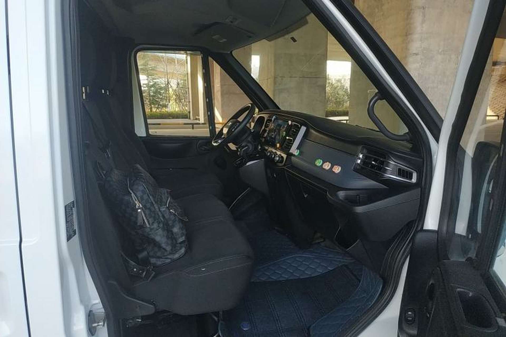 Used JMC Fushun 2023 2.0T Automatic Mid-Drive High-Roof Commercial Van Transport Vehicle with 2/3 Seats Right Front Seat