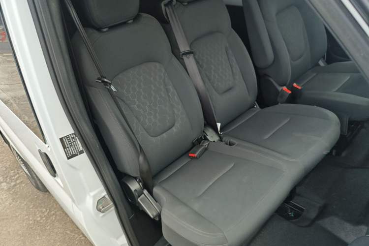 Used JMC Fushun 2023 2.0T Automatic Short-Wheelbase Low-Roof Commercial & Multi-Purpose Passenger Vehicle 6-Seater with Dual-Opening Tailgate Right Front Seat