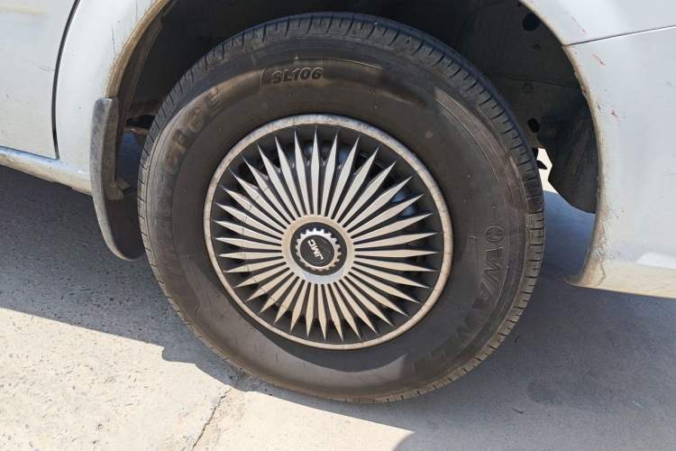 Used JMC Fushun 2023 2.0T Automatic Mid-Range Mid-Roof Commercial Multi-Purpose 7-Seater Passenger Vehicle Right Front Wheel Hub