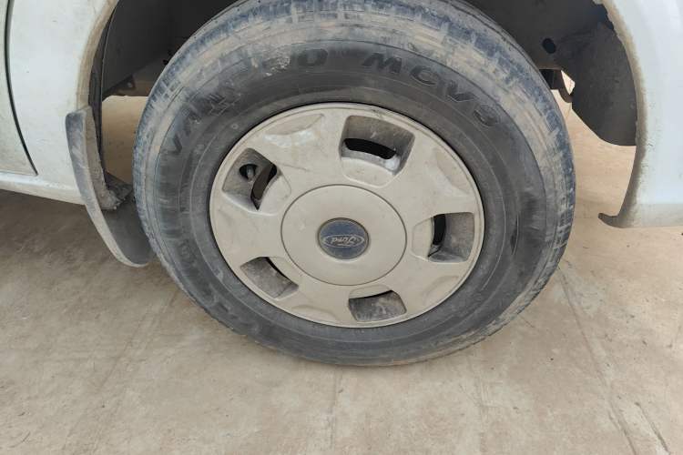 Used JMC Fushun 2023 2.0T Manual Short-Wheelbase Mid-Height Commercial Multi-Purpose 5-Seater Passenger Vehicle Right Front Wheel Hub