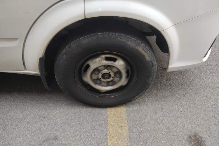 Used JMC Fushun 2023 2.0T Manual Mid-Drive Mid-Roof Commercial Multi-Purpose 7-Seater Passenger Vehicle Right Front Wheel Hub