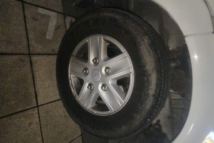 Used JMC Fushun 2023 2.0T Manual Mid-axle Mid-roof Business-Class 9-Seater (Non-Commercial) Right Front Wheel Hub