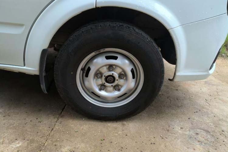 Used JMC Fushun 2023 2.0T Manual Short-Wheelbase Mid-Top Commercial Multi-Purpose 6-Seater Passenger Vehicle Right Front Wheel Hub