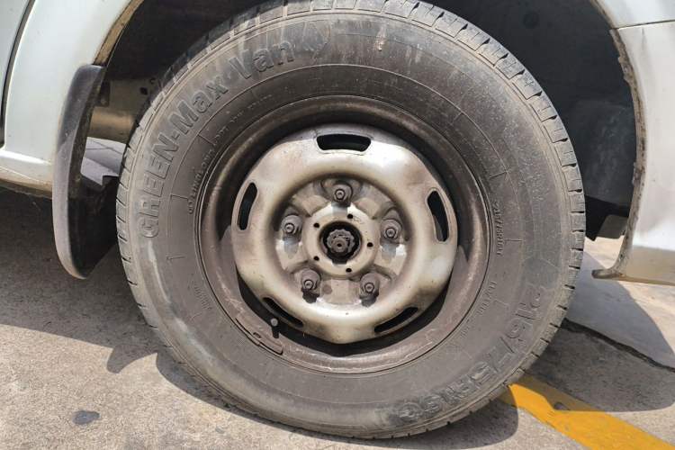 Used JMC Fushun 2023 2.0T Manual Mid-Drive Mid-Roof Commercial Multi-Purpose 7-Seater Passenger Vehicle Right Front Wheel Hub