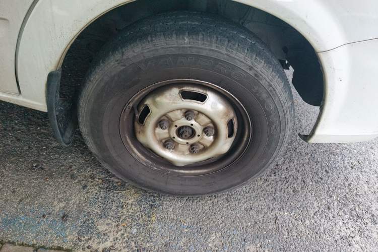 Used JMC Fushun 2023 2.0T Manual Short-Wheelbase Mid-Height Commercial Multi-Purpose 5-Seater Passenger Vehicle Right Front Wheel Hub