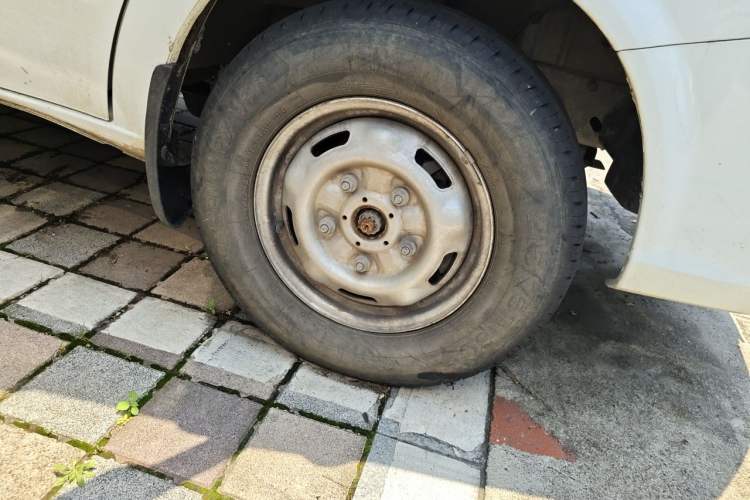 Used JMC Fushun 2023 2.0T Automatic Short-Wheelbase Low-Roof Commercial & Multi-Purpose Passenger Vehicle 6-Seater with Dual-Opening Tailgate Right Front Wheel Hub
