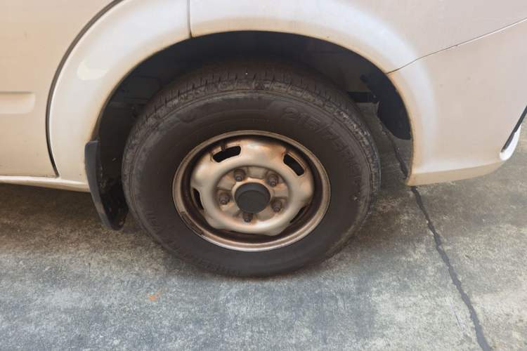 Used JMC Fushun 2023 2.0T Automatic Mid-Range Mid-Roof Commercial Multi-Purpose 6-Seater Passenger Vehicle Right Front Wheel Hub