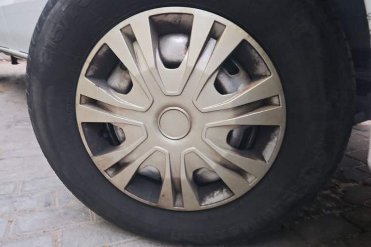 Used JMC Fushun 2023 2.0T Manual Short-Wheelbase Low-Roof Commercial Multi-Purpose Passenger Vehicle 6 Seats with Dual-Opening Tailgate Right Front Wheel Hub