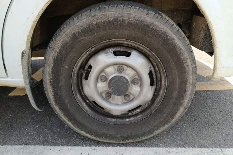 Used JMC Fushun 2023 2.0T Manual Mid-axle Mid-roof Commercial Multi-purpose 6-Seater Passenger Vehicle Right Front Wheel Hub