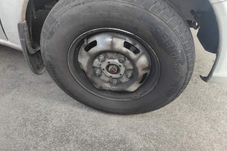 Used JMC Fushun 2023 2.0T Manual Short-Wheelbase Mid-Height Commercial Multi-Purpose 5-Seater Passenger Vehicle Right Front Wheel Hub