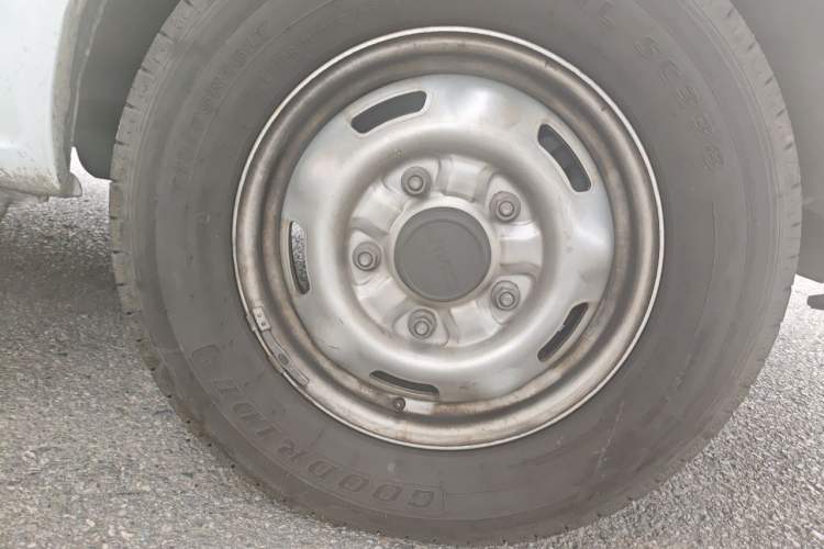 Used JMC Fushun 2023 2.0T Automatic Mid-Roof Business Class 9 (Non-Commercial) Right Front Wheel Hub