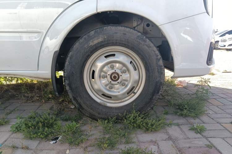 Used JMC Fushun 2023 2.0T Manual Short-Wheelbase Mid-Top Commercial Multi-Purpose 6-Seater Passenger Vehicle Right Front Wheel Hub