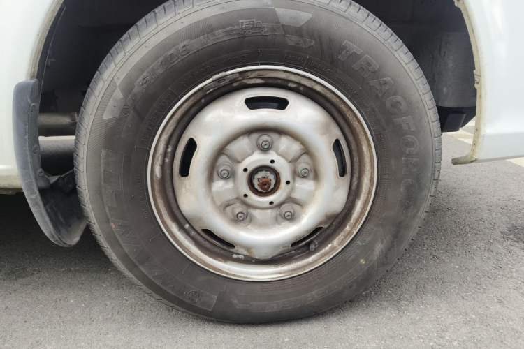 Used JMC Fushun 2023 2.0T Manual Mid-axle Mid-roof Commercial Multi-purpose 6-Seater Passenger Vehicle Right Front Wheel Hub