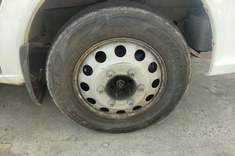 Used JMC Fushun 2023 2.0T Manual Diesel Long-Wheelbase High-Roof Business Van with Dual Rear Tires 6–9 Seats Right Front Wheel Hub