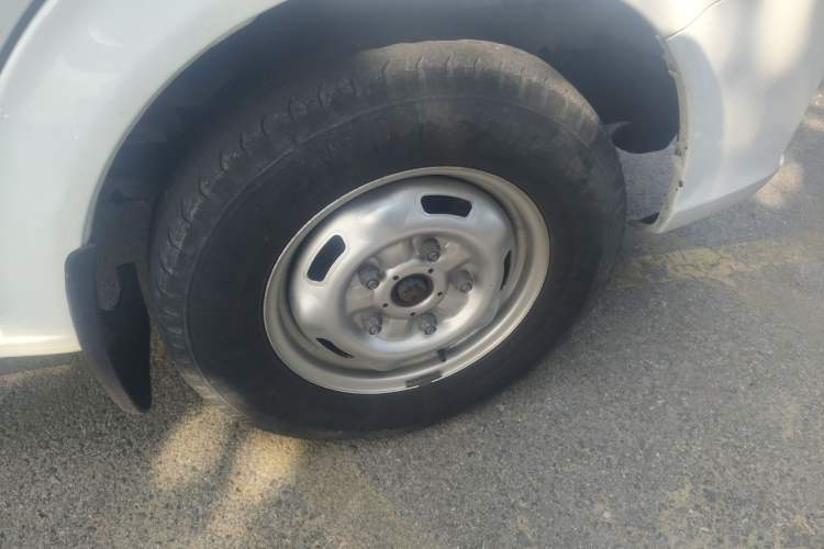 Used JMC Fushun 2023 2.0T Manual Short Wheelbase Mid-Height Passenger Version Business-Class 11-Seater (Non-Operational) Right Front Wheel Hub