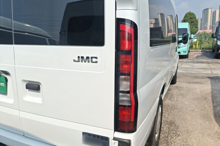 Used JMC Fushun 2023 2.0T Manual Mid-Drive Mid-Roof Commercial Multi-Purpose 7-Seater Passenger Vehicle Right Rear Taillight
