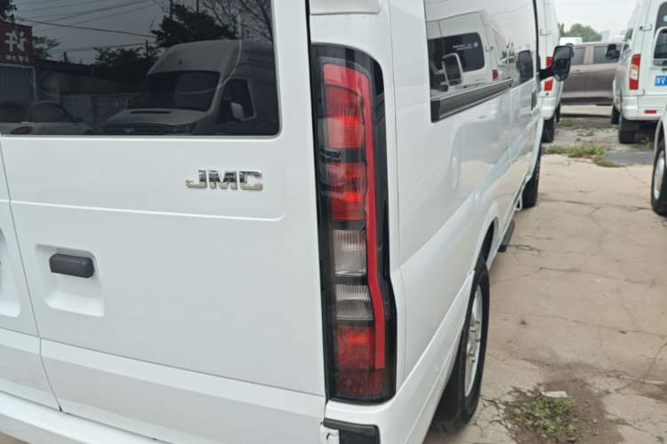 Used JMC Fushun 2023 2.0T Manual Mid-axle Mid-roof Business-Class 9-Seater (Non-Commercial) Right Rear Taillight