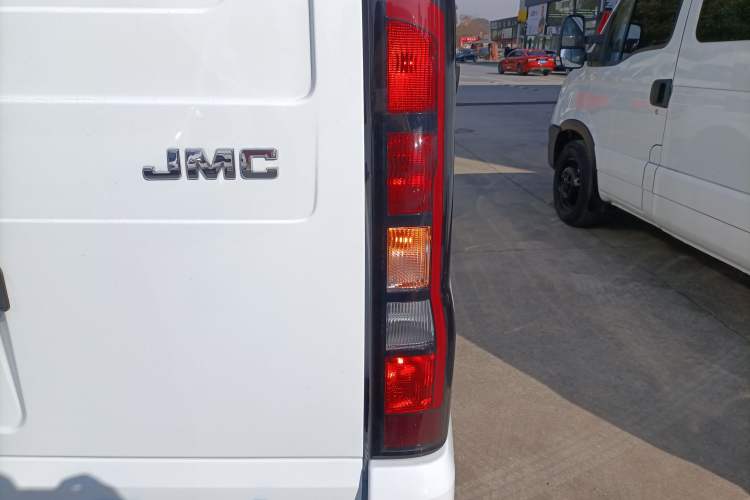 Used JMC Fushun 2023 2.0T Manual Short-Wheelbase Low-Roof Commercial Van 2/3 Seats with Lift-Up Tailgate Right Rear Taillight