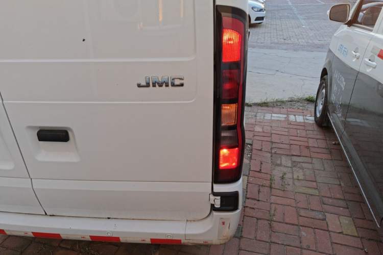 Used JMC Fushun 2023 2.0T Manual Mid-Drive Mid-Roof Commercial Van Transporter 2/3 Seats Right Rear Taillight