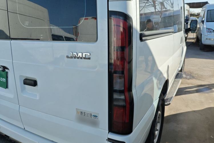 Used JMC Fushun 2023 2.0T Automatic Short-Wheelbase Mid-Top Commercial Multi-Purpose 6-Seater Passenger Vehicle Right Rear Taillight