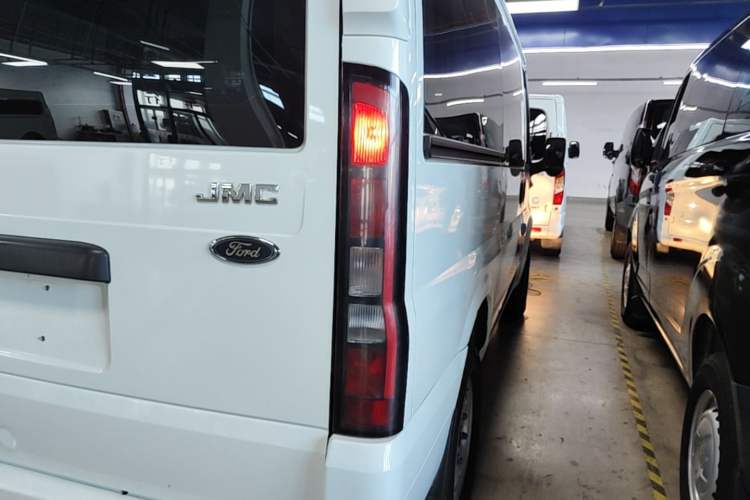 Used JMC Fushun 2023 2.0T Manual Short Wheelbase Low-Roof Commercial Multi-Purpose Passenger Vehicle 6 Seats with Lift-Up Tailgate Right Rear Taillight