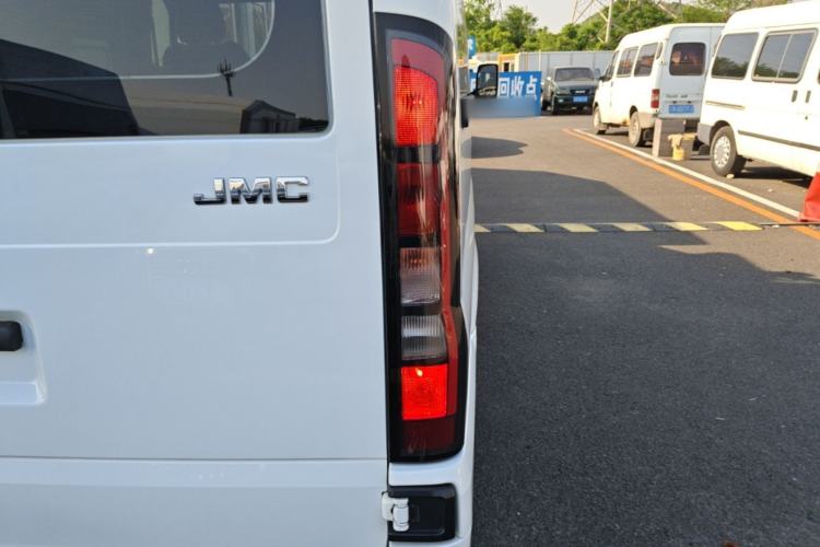 Used JMC Fushun 2023 2.0T Automatic Short-Wheelbase Mid-Height Commercial Multi-Purpose Passenger Vehicle 5 Seats Right Rear Taillight