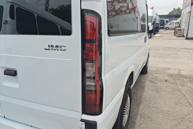 Used JMC Fushun 2023 2.0T Automatic Short-Wheelbase Low-Roof Commercial & Multi-Purpose Passenger Vehicle 6-Seater with Dual-Opening Tailgate Right Rear Taillight