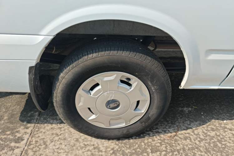 Used JMC Fushun 2023 2.0T Manual Mid-Drive Mid-Roof Commercial Multi-Purpose 7-Seater Passenger Vehicle Right Rear Wheel Hub