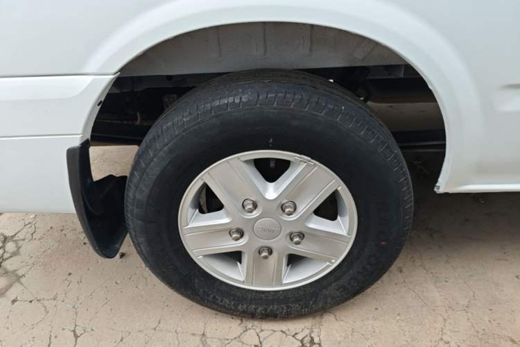 Used JMC Fushun 2023 2.0T Manual Mid-axle Mid-roof Business-Class 9-Seater (Non-Commercial) Right Rear Wheel Hub