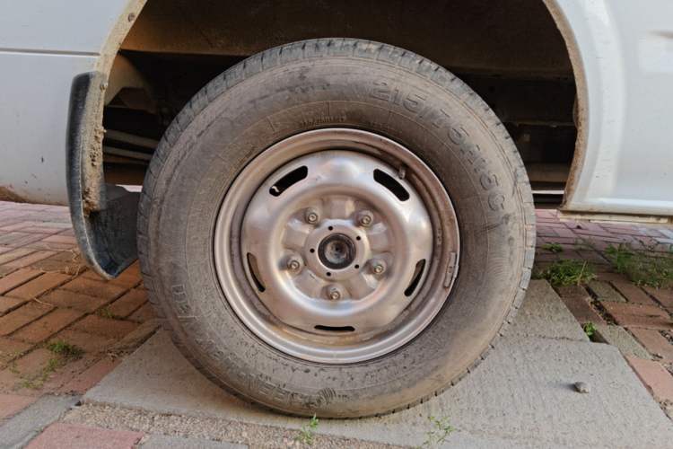 Used JMC Fushun 2023 2.0T Manual Mid-Drive Mid-Roof Commercial Van Transporter 2/3 Seats Right Rear Wheel Hub