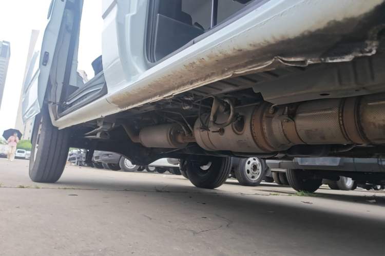 Used JMC Fushun 2023 2.0T Manual Short-Wheelbase Mid-Height Commercial Multi-Purpose 5-Seater Passenger Vehicle Right Side Sill