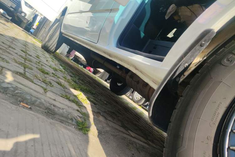 Used JMC Fushun 2023 2.0T Automatic Mid-Range High-Roof Commercial Multi-Purpose 7-Seater Passenger Vehicle Right Side Sill