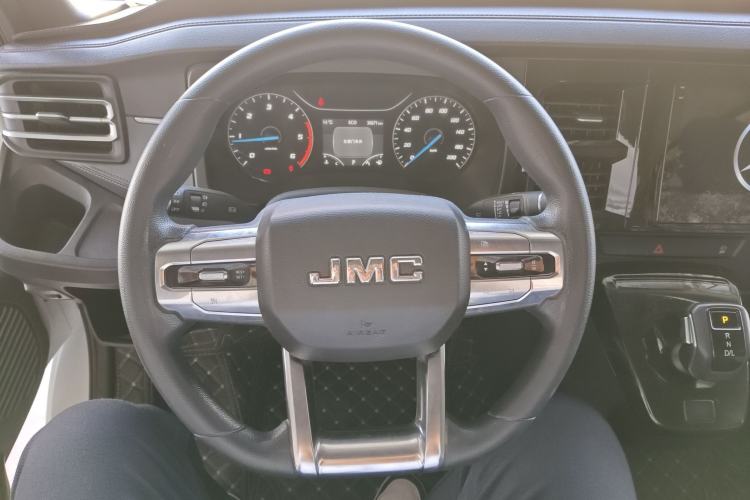 Used JMC Fushun 2023 2.0T Automatic Short-Wheelbase Mid-Top Commercial Multi-Purpose 6-Seater Passenger Vehicle Steering Wheel