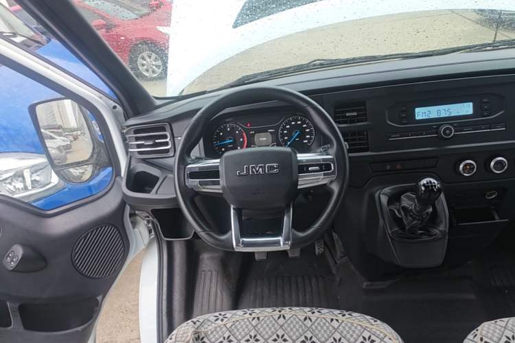 Used JMC Fushun 2023 2.0T Manual Short-Wheelbase Mid-Height Commercial Multi-Purpose 5-Seater Passenger Vehicle Steering Wheel