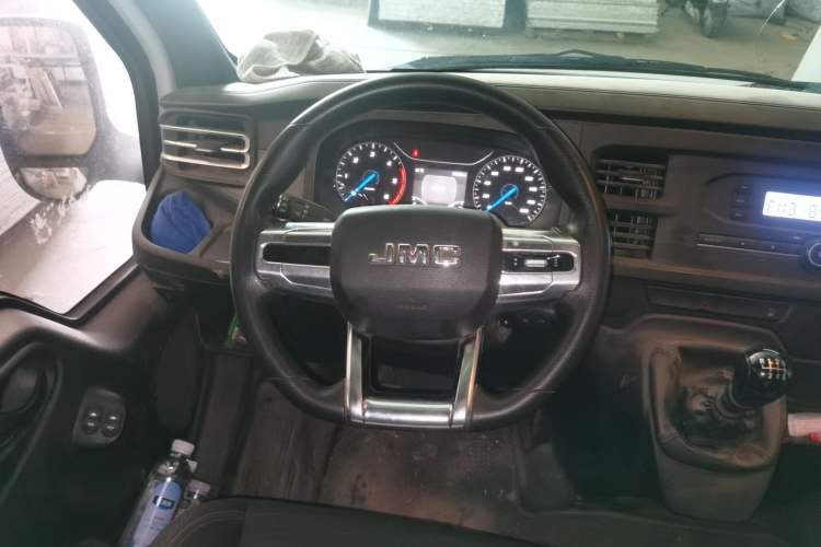 Used JMC Fushun 2023 2.0T Manual Short-Wheelbase Low-Roof Commercial Van 2/3 Seats with Lift-Up Tailgate Steering Wheel
