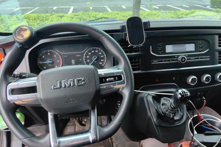 Used JMC Fushun 2023 2.0T Manual Mid-Drive Mid-Roof Commercial Van Transporter 2/3 Seats Steering Wheel
